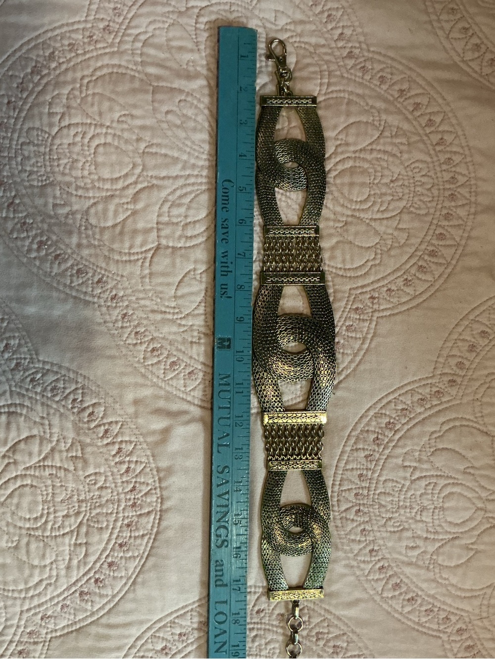 Vingold-tone statement belt featuring textured interlocking links and a chain - Picture 14 of 14